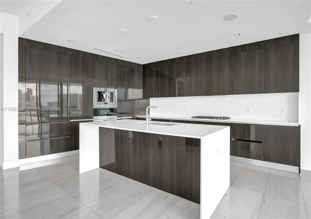 4th image of 3300 Ne 188Th St #615, Miami, FL 33180 | MLS# A11992798