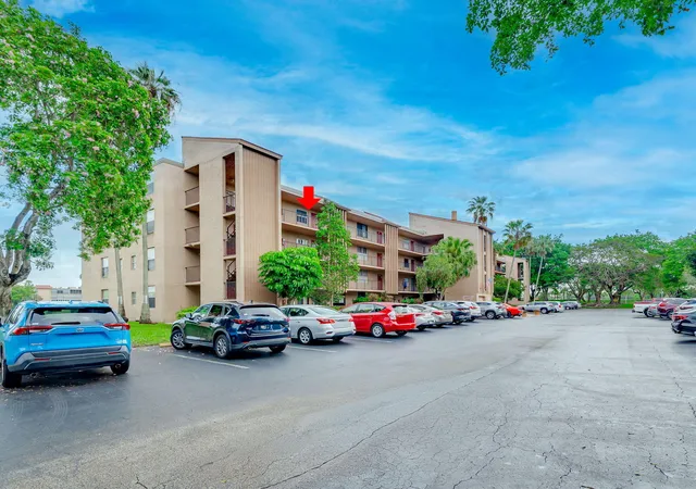 Listing Photo 1 - Condo for sale in building located at 7301 Nw 1St St, Margate, FL 33063 - Unit #402
