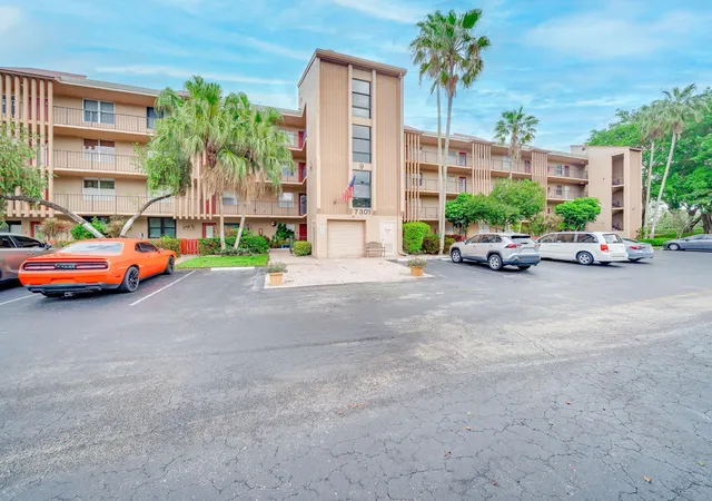 Listing Photo 2 - Condo for sale in building located at 7301 Nw 1St St, Margate, FL 33063 - Unit #402