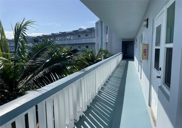 3rd image of 2300 Park Ln #208, Hollywood, FL 33021 | MLS# A11993319