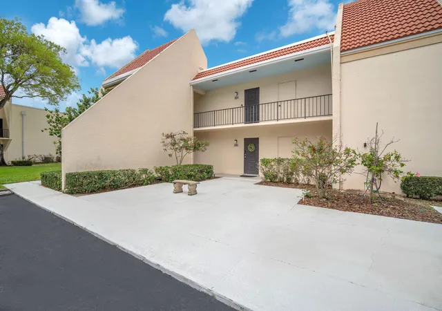 Photo 3 of Condo for sale at 1823 Presidential Way #E101, West Palm Beach, FL 33401 | MLS# B26009981 | Listing updated on 2026-09-23