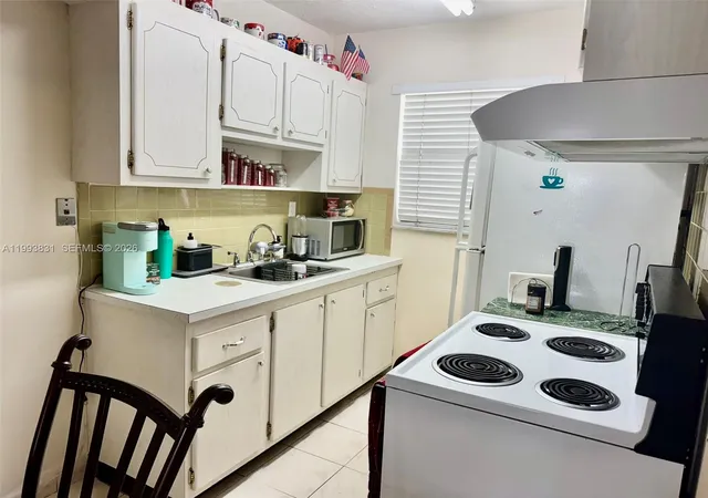 3rd image of 2145 Pierce St #403, Hollywood, FL 33020 | MLS# A11993831