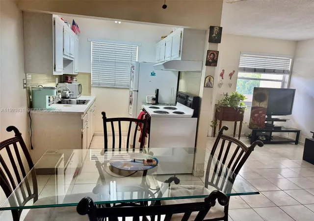 4th image of 2145 Pierce St #403, Hollywood, FL 33020 | MLS# A11993831
