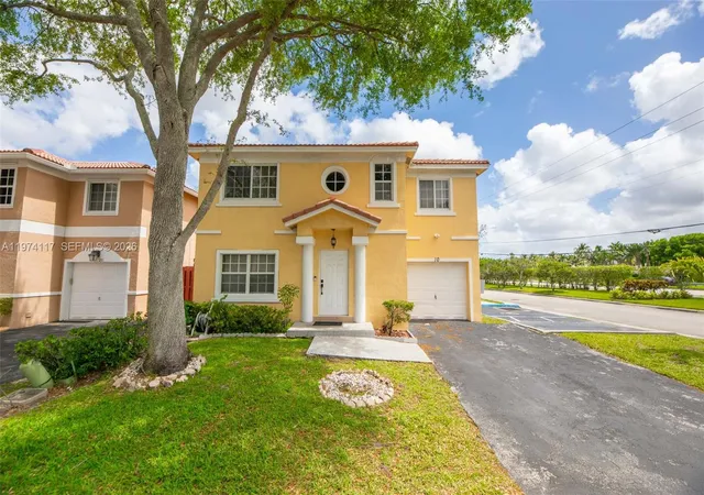 2nd image of 10 Nw 110th Ave, Plantation, FL 33324 | MLS# A11974117