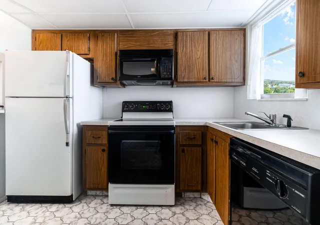3rd image of 2800 Sunrise Lakes Dr W, Sunrise, FL 33322