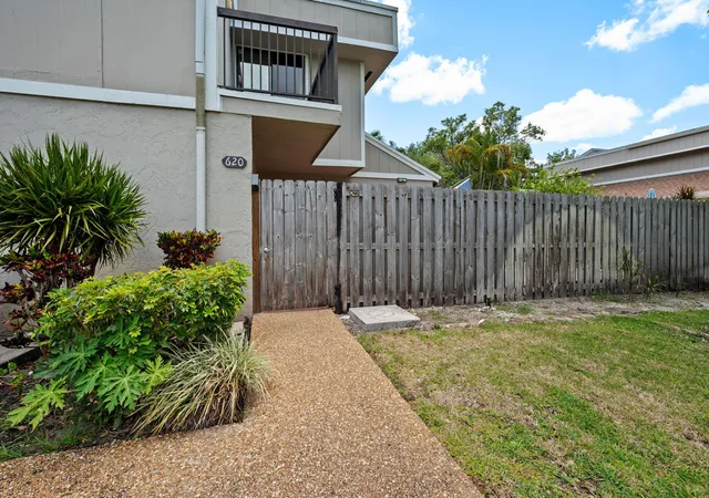 Photo 1 of Townhouse for sale at 620 Commodore Dr, Plantation, FL 33325 | MLS# B26011947 | Listing updated on 2026-09-12