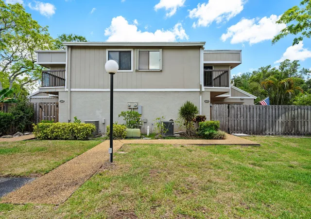 Photo 2 of Townhouse for sale at 620 Commodore Dr, Plantation, FL 33325 | MLS# B26011947 | Listing updated on 2026-09-12