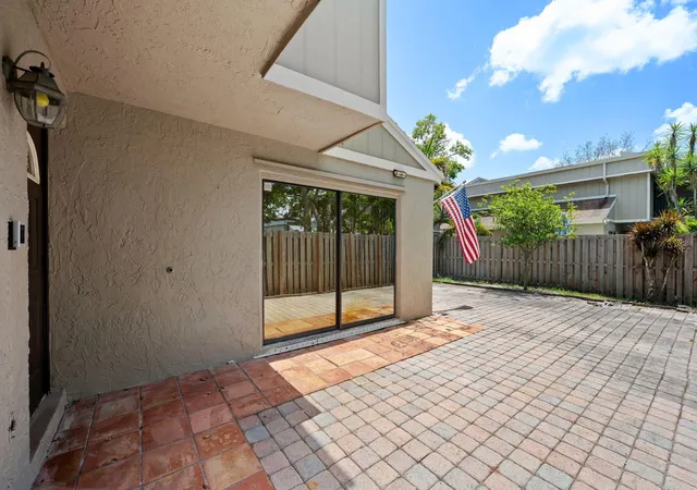 Photo 3 of Townhouse for sale at 620 Commodore Dr, Plantation, FL 33325 | MLS# B26011947 | Listing updated on 2026-09-12