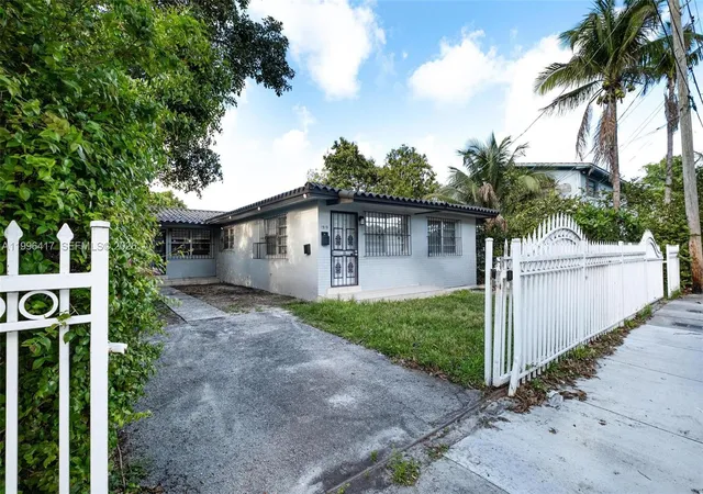 2nd image of 1519 Nw 40th St, Miami, FL 33142 | MLS# A11996417