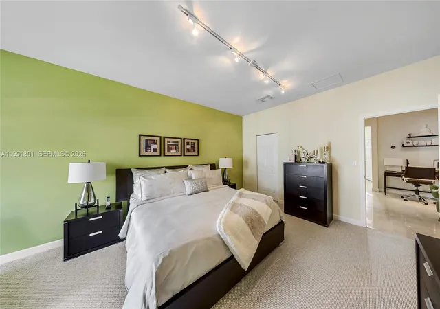 5th image of 10711 Nw 75Th Ln, Doral, FL 33178 | MLS# A11991801