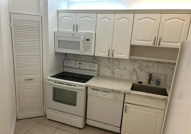 Listing Photo 5 - Condo for sale in building located at 5300 Ne 24Th Ter, North Lauderdale, FL 33308 - Unit #218c