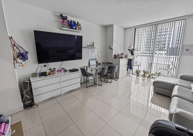 Photo 2 of Condo for sale at 140 S Dixie Hwy #512, Hollywood, FL 33020 | MLS# B26013006 | Listing updated on 2026-09-23