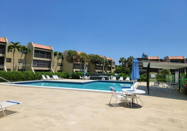 2nd image of 220 Lakeview Dr, Weston, FL 33326