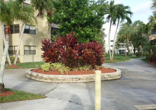 2nd image of 220 Lakeview Dr #301, Weston, FL 33326 | MLS# A11998202