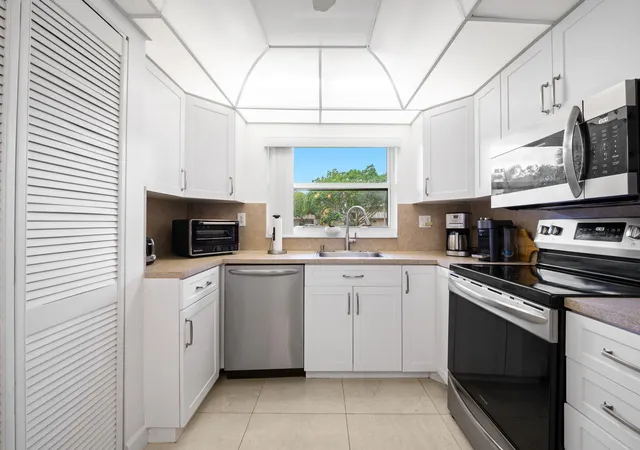 Homes for sale in Sunrise, FL | 9330 Sunrise Lakes Blvd #104, Sunrise, FL 33322 | MLS# B26013450