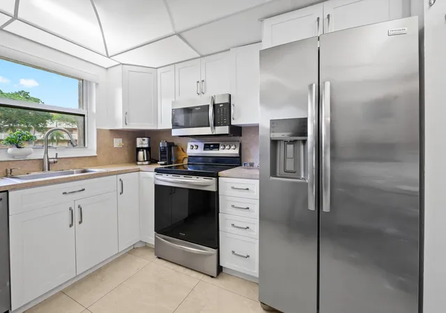 Homes for sale in Sunrise, FL | 9330 Sunrise Lakes Blvd #104, Sunrise, FL 33322 | MLS# B26013450