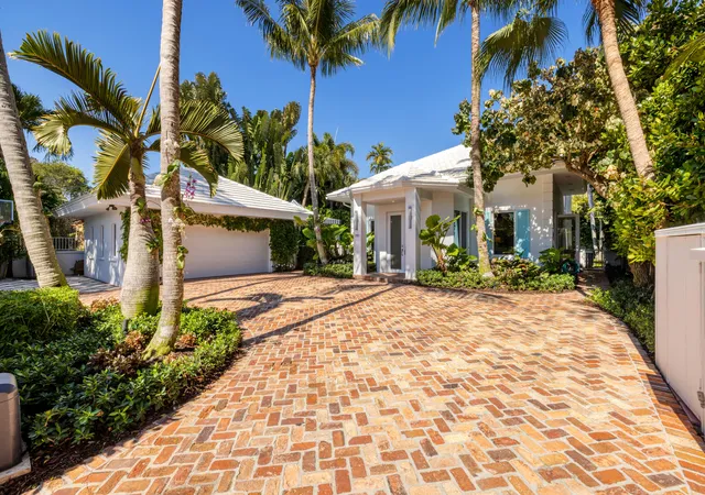 Photo 3 of Mansion for sale at 121 Seville Rd, West Palm Beach, FL 33405 | MLS# B26013486 | Listing updated on 2026-10-06