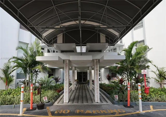 4th image of 1913 S Ocean Dr, Miami, FL 33009