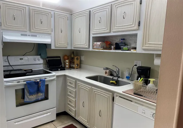 Homes for sale in Lauderdale Lakes, FL | 2821 Somerset Dr #118, Lauderdale Lakes, FL 33311 | MLS# B26013711