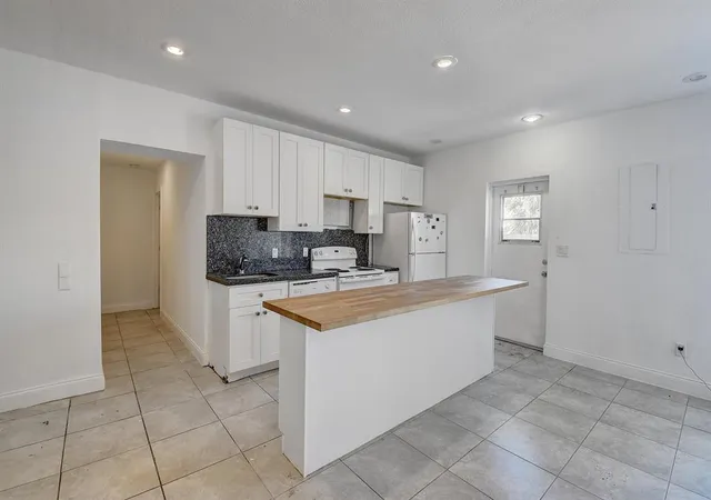 Homes for sale in Delray Beach, FL | 707 Sw 9th Ct, Delray Beach, FL 33444 | MLS# B26014205