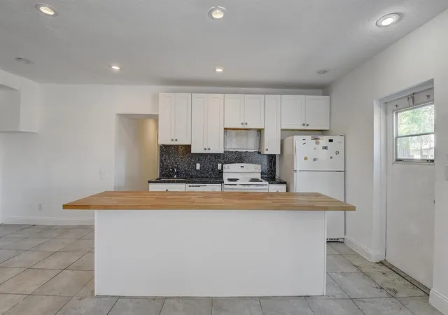 Homes for sale in Delray Beach, FL | 707 Sw 9Th Ct, Delray Beach, FL 33444 | MLS# B26014205