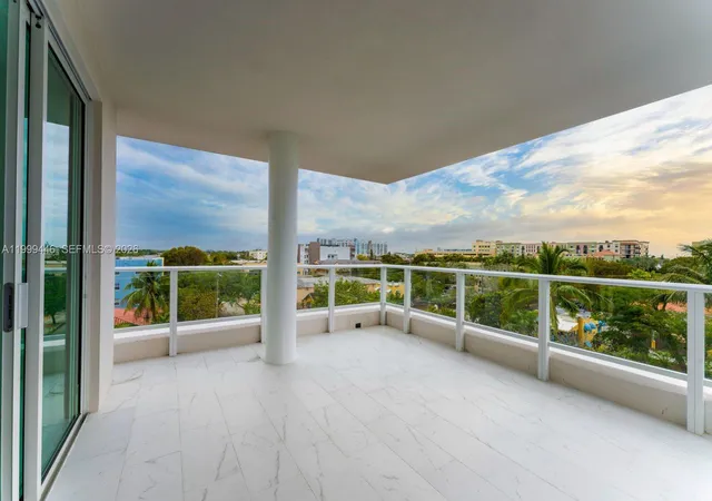 3rd image of 1850 Monroe St #403, Hollywood, FL 33020 | MLS# A11999446