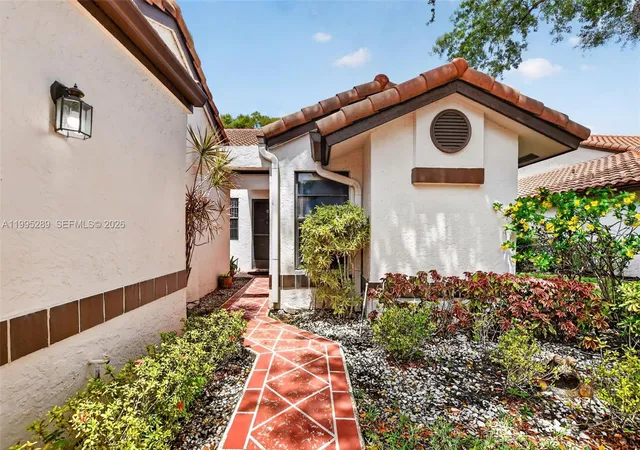 Homes for sale in Delray Beach, FL | 6141 Se Sunny Pointe Cir, Delray Beach, FL 33484 | MLS# A11995289
