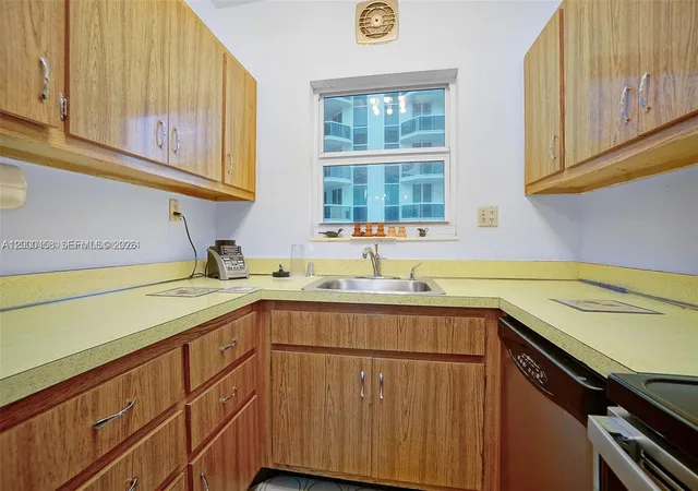 4th image of 4747 Collins Ave #1108, Miami Beach, FL 33140 | MLS# A12000458
