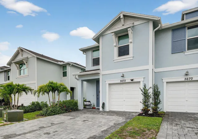 Photo 2 of Townhouse for sale at 5672 Se Edgewater Cir, Stuart, FL 34997 | MLS# B26015056 | Listing updated on 2026-09-23