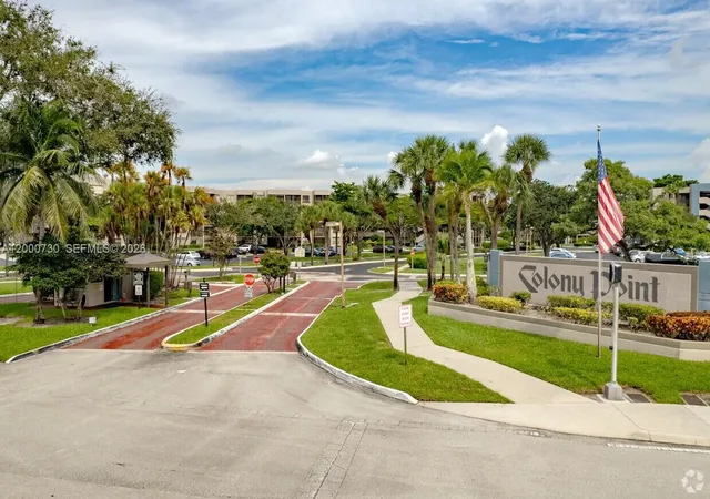 2nd image of 900 Colony Point Cir #317, Pembroke Pines, FL 33026 | MLS# A12000730