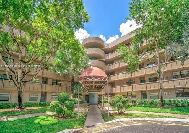 4th image of 900 Colony Point Cir #317, Pembroke Pines, FL 33026 | MLS# A12000730