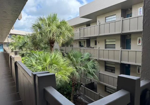 5th image of 900 Colony Point Cir #317, Pembroke Pines, FL 33026 | MLS# A12000730