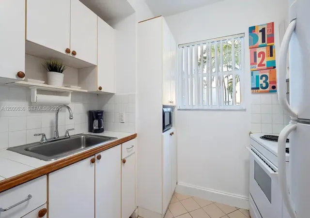 4th image of 2615 Collins Ave, Miami Beach, FL 33140