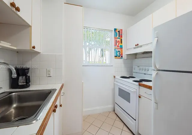 5th image of 2615 Collins Ave, Miami Beach, FL 33140