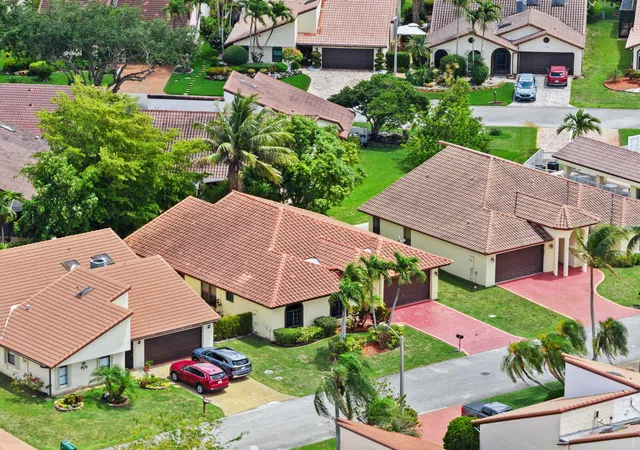 Photo 2 of Sale Pending at 7039 Golf Pointe Cir, Tamarac, FL 33321 | MLS# B26015743 | Listing updated on 2026-09-20