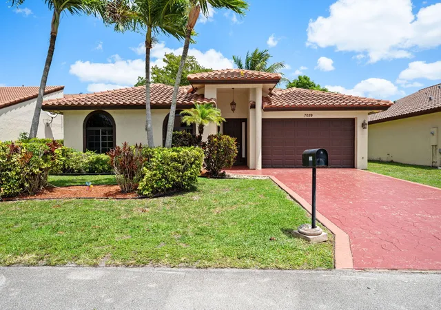 Photo 3 of Sale Pending at 7039 Golf Pointe Cir, Tamarac, FL 33321 | MLS# B26015743 | Listing updated on 2026-09-20