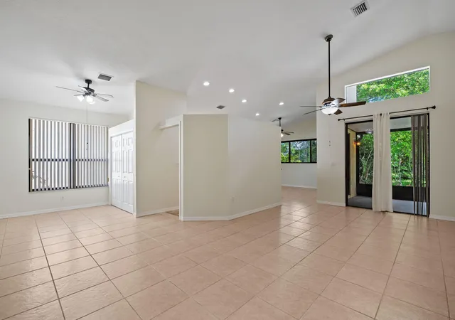 Photo 4 of Sale Pending at 7039 Golf Pointe Cir, Tamarac, FL 33321 | MLS# B26015743 | Listing updated on 2026-09-20
