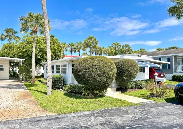 Photo 2 of Manufactured home for sale at 312 Hibiscus Dr, Deerfield Beach, FL 33442 | MLS# B26015981 | Listing updated on 2026-09-28