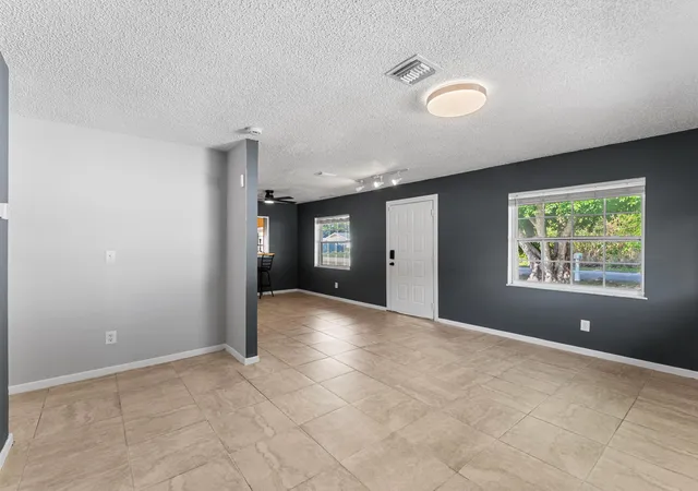 Photo 3 of Single family home for sale at 304 8th Avenue Sw, Vero Beach, FL 32962 | MLS# B26016306 | Listing updated on 2026-10-07