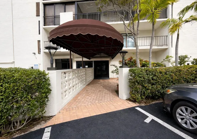 2nd image of 77 Crandon Blvd 3c, Key Biscayne, FL 33149