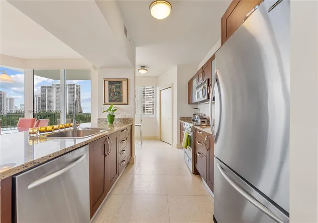 5th image of 20000 E Country Club Dr #610, Miami, FL 33180 | MLS# A12001276