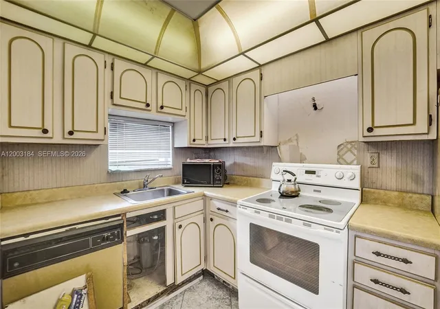 3rd image of 811 S Hollybrook Dr #207, Pembroke Pines, FL 33025 | MLS# A12003184