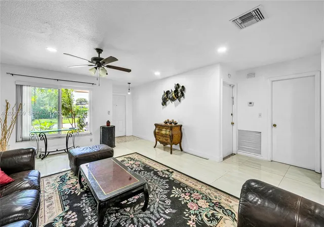 4th image of 8135 Nw 39Th St, Coral Springs, FL 33065 | MLS# A12003399