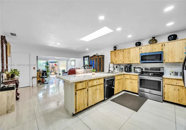 5th image of 8135 Nw 39Th St, Coral Springs, FL 33065 | MLS# A12003399
