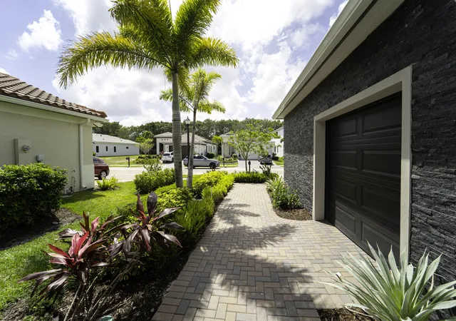 Homes for sale in Port Saint Lucie, FL | 537 Se Fascino Cir, Port Saint Lucie, FL 34984 | MLS# B26017186