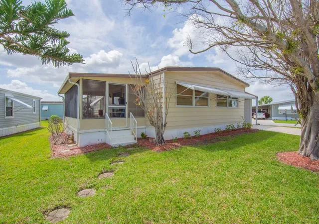 3rd image of 225 Ne Forrest Ct, Jensen Beach, FL 34957 | MLS# B26017325