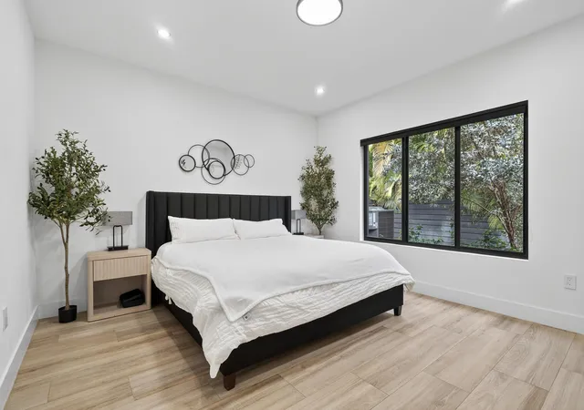 Photo 3 of Single family home for sale at 913 Ne 15th Street, Fort Lauderdale, FL 33304 | MLS# B26017710 | Listing updated on 2026-10-07