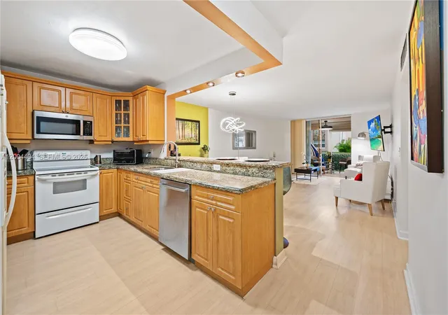 2nd image of 424 Se 10th St #104, Dania, FL 33004 | MLS# A12004404