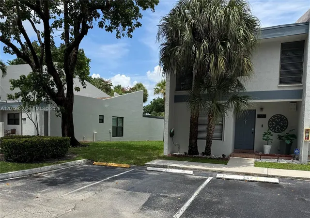 3rd image of 9251 Nw 14Th Ct #257, Pembroke Pines, FL 33024 | MLS# A12003922