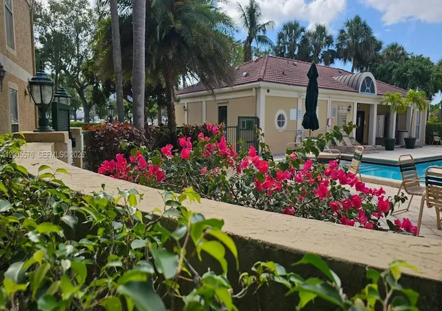 2nd image of 833 Riverside Dr, Coral Springs, FL 33071